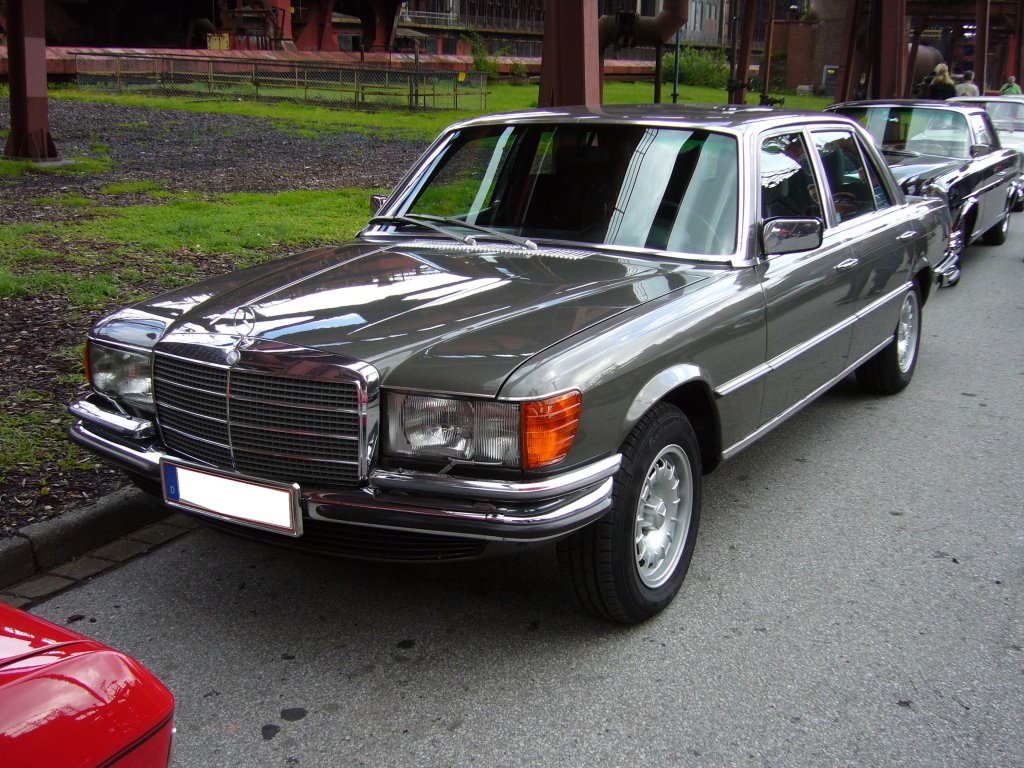 Mercedes Benz W116. Hier wurde das Topmodell der W116 Reihe, der 450 SEL 6.9, abgelichtet. Der werksintern W116 E69 genannte Wagen, ergnzte ab 1975 die Modellpalette der 1972 erschienenen S-Klassen Baureihe. Von diesem Topmodell wurden insgesamt 7.380 Fahrzeuge gefertigt. Oldtimertreffen Kokerei Zollverein am 07.08.2011.