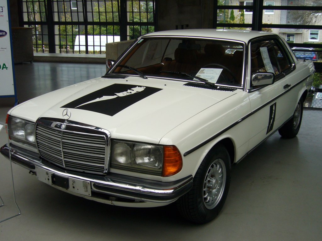 Mercedes Benz W123 Coupe 230 CE. 1977 - 1985. Erstbesitzer dieses weien Coupes war ein gewisser Johann Hlzel, besser bekannt unter seinem Knstlernamen  FALCO . Classic Remise Dsseldorf am 18.09.2011.