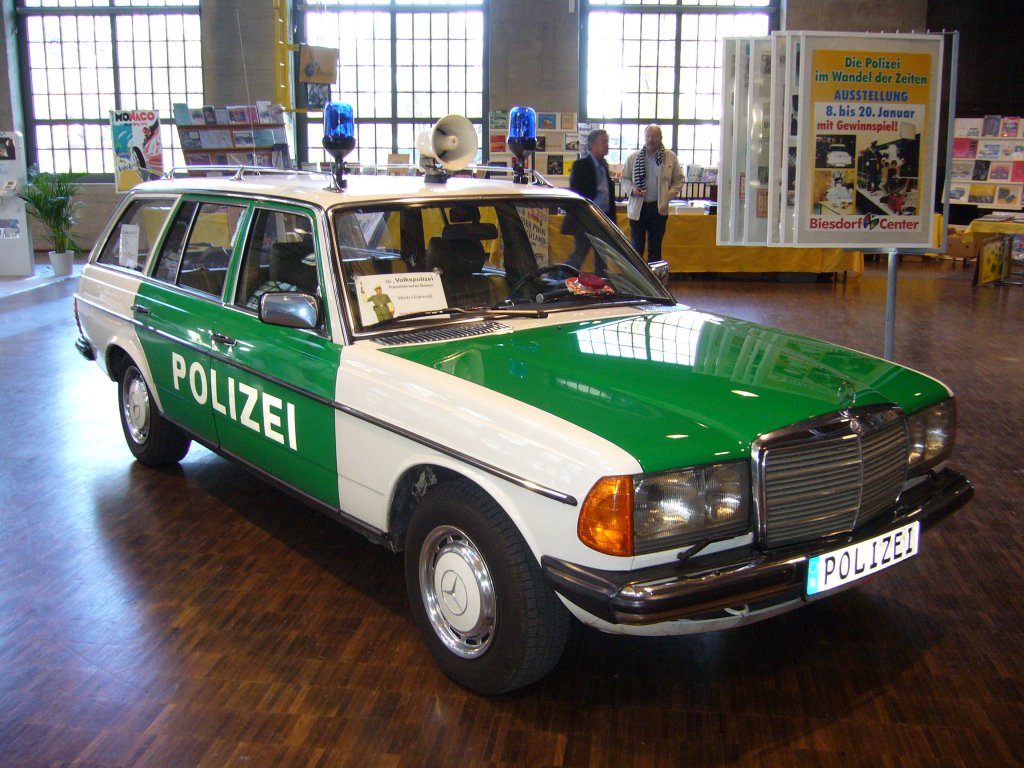 Mercedes Benz W123 Typ 280TE. Baujahr 1980. Es handelt sich um ein Exfahrzeug eines Polizei SEK´s. Der Wagen war bis 1991 im Einsatz.
