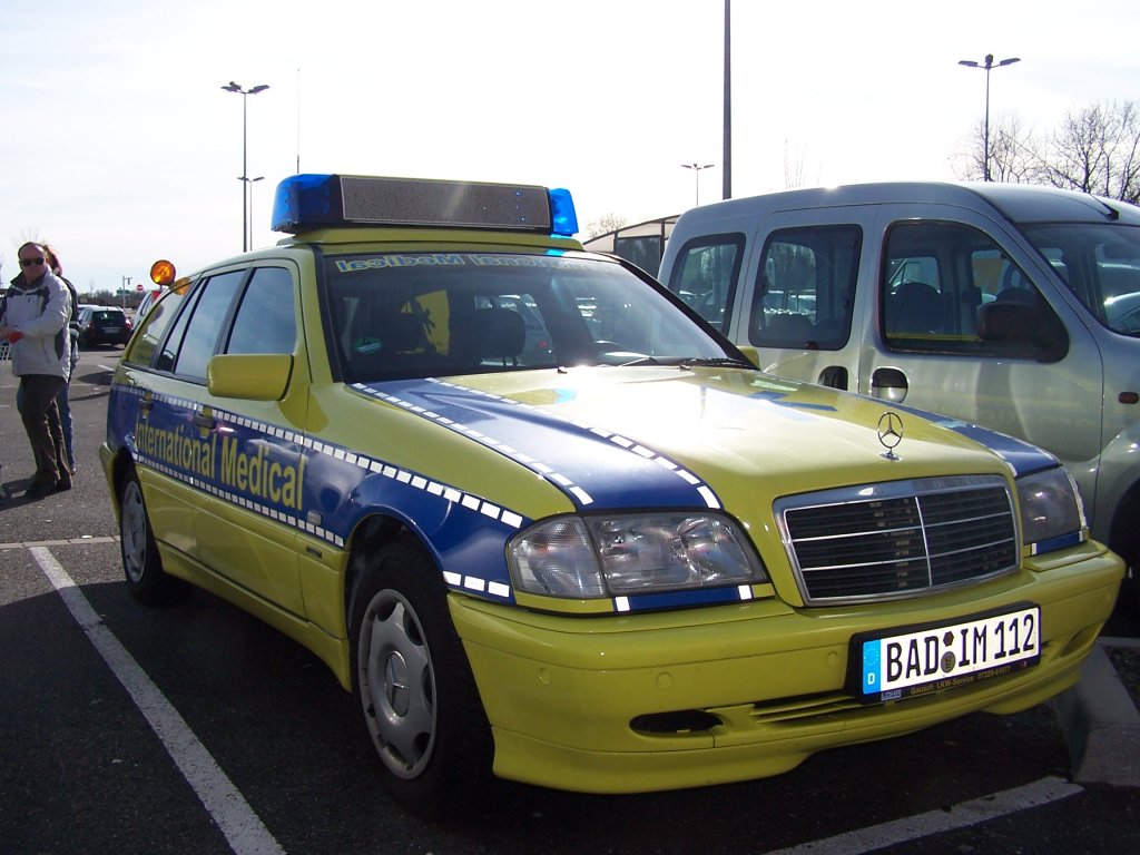Mercedes von  INTERNATIONAL MEDICAL  auf einem Parkplatz in Lauterbourg/Frankreich am 27.02.2010