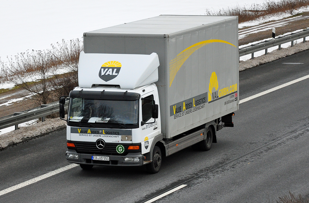 Mercedes Kastenaufbau  Value Added Logistics  (VAL) auf der A61 bei Miel - 03.01.2011