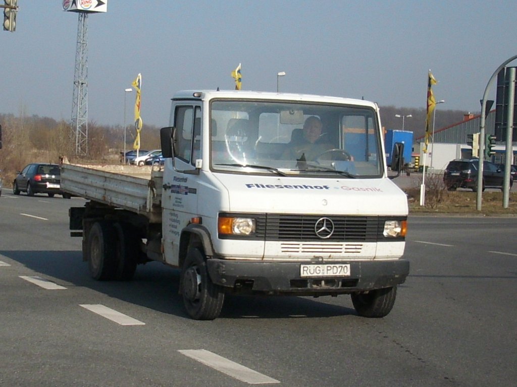 Mercedes-KleinLKW berquerte am 25.Mrz 2010 eine Kreuzung in Bergen/Rgen.