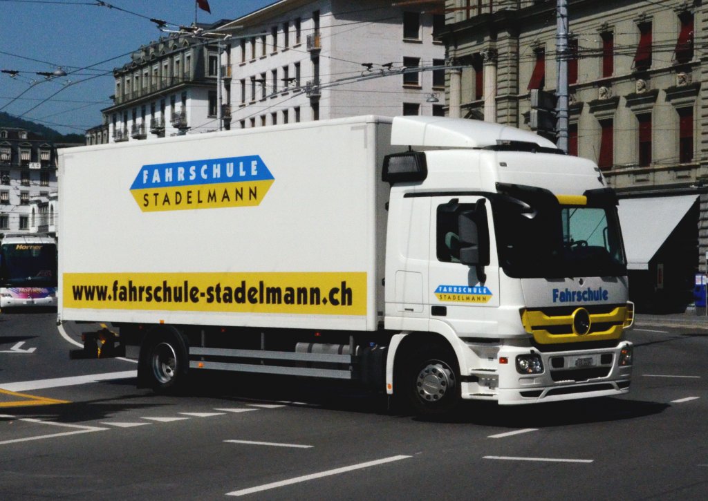 Mercedes LKW als Fahrschule in Luzern/Schweiz am 18.06.2013 unterwegs.