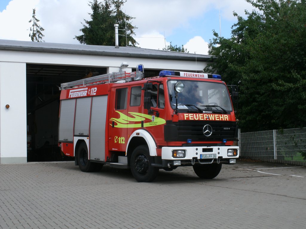 Mercedes-Lschfahrzeug rckte,am 13.August 2011,wieder in die Feuerwehrwache in Bergen/Rgen ein.