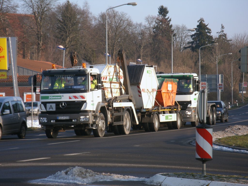 Mercedes mit Absetzcontainer,am 21.Dezember 2012,an der Kreuzung in Samtens.