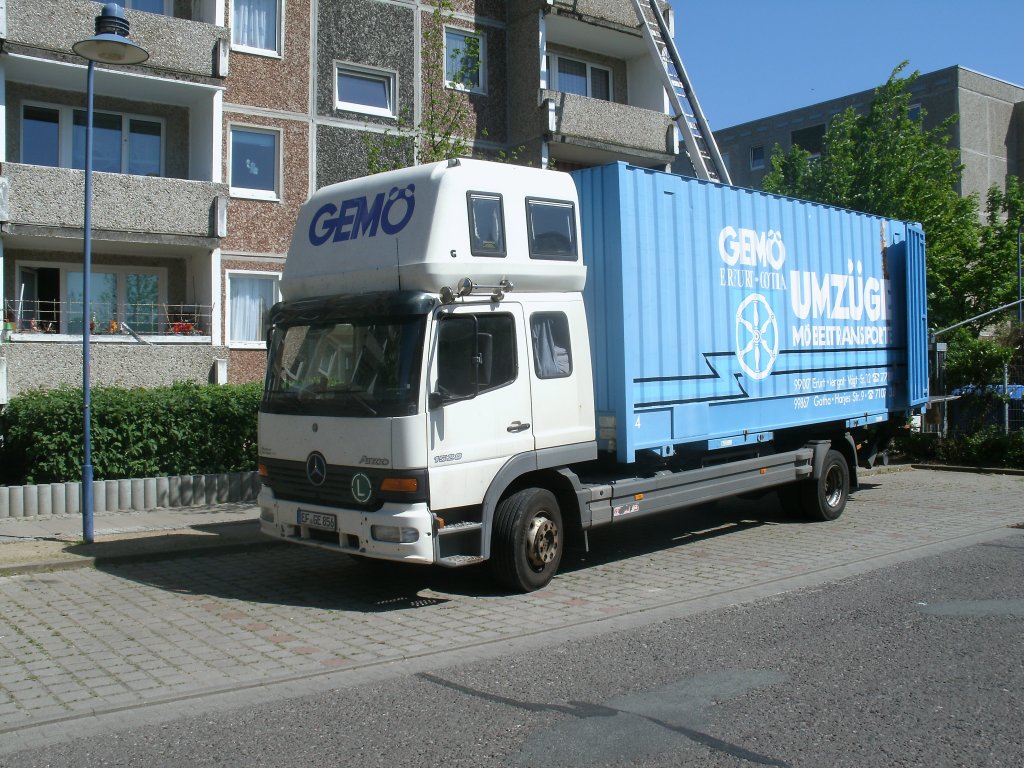 Mercedes Mbeltransporter,am 24.Mai 2012,im Neubaugebiet von Bergen/Rgen.