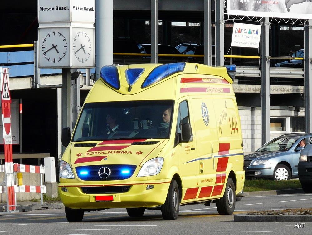 Mercedes Rettungswagen unterwegs in der Stadt Basel am 19.03.2010