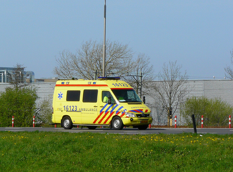 Mercedes RTW 16 123 der  Regionale Ambulance Dienst Hollands-Midden . Auf der N11 bei Leiden, Niederlande am 09-04-2011.