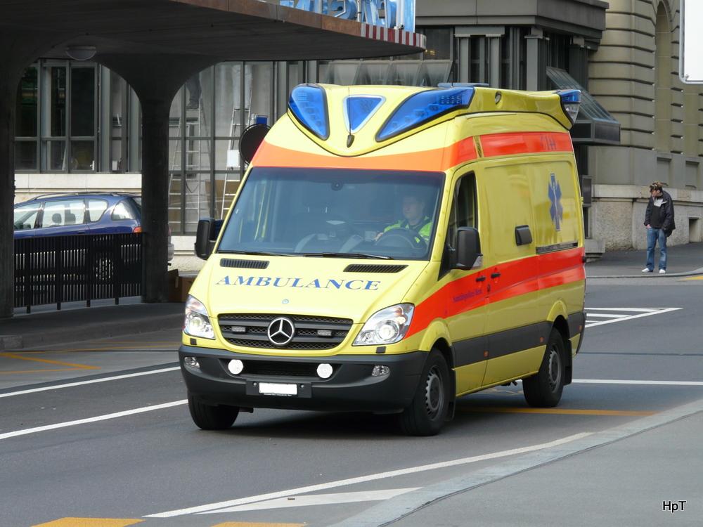 Mercedes Spitalauto unterwegs in der Stadt Bern am 12.05.2010