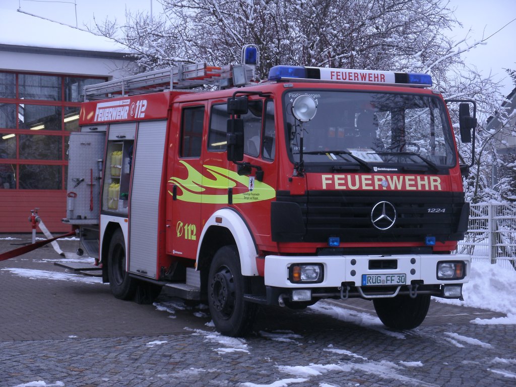 Mercedes,am 09.Februar 2013,vor der Feuerwehrwache in Bergen/Rgen.