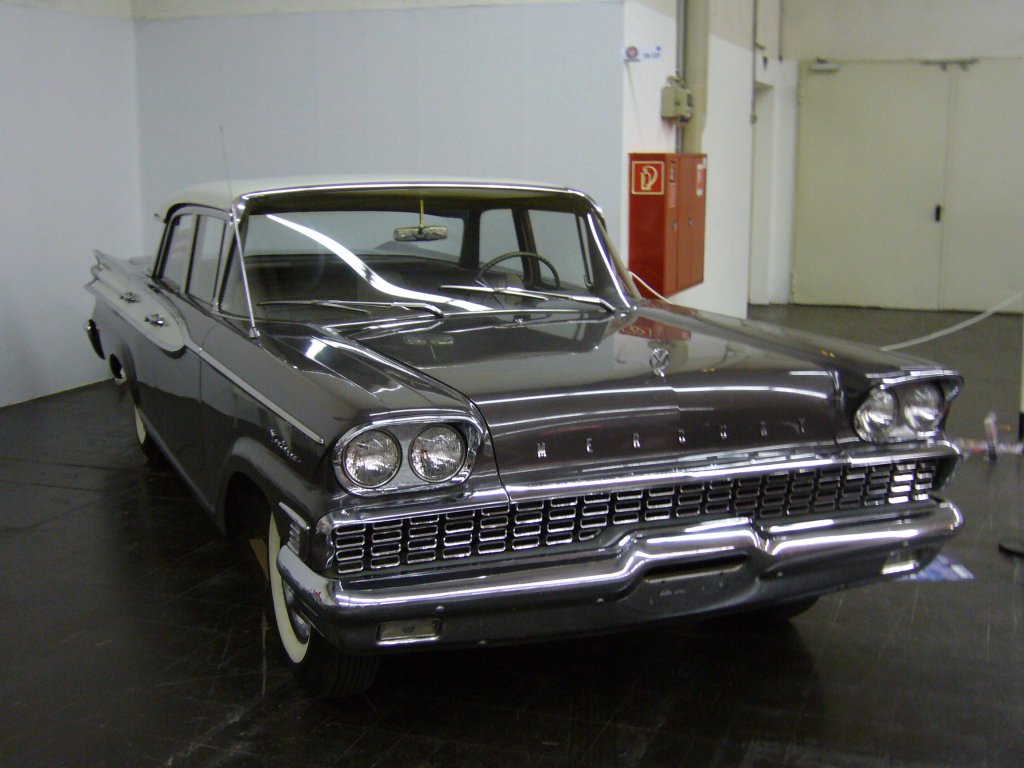 Mercury Monterey 4-door Sedan von 1959. Der Monterey war das Basismodell des 1959´er Jahrganges. Darber rangierten die Modellreihen Montclair und Park Lane. Der V8-motor leistet 280 PS aus 6.273 cm Hubraum. Techno Classica Essen am 14.04.2013.