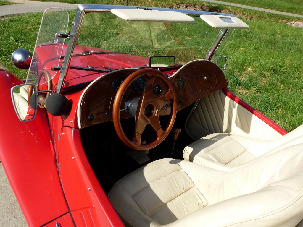 MG, Blick in den Innenraum des englischen Roadsters, Juni 2013