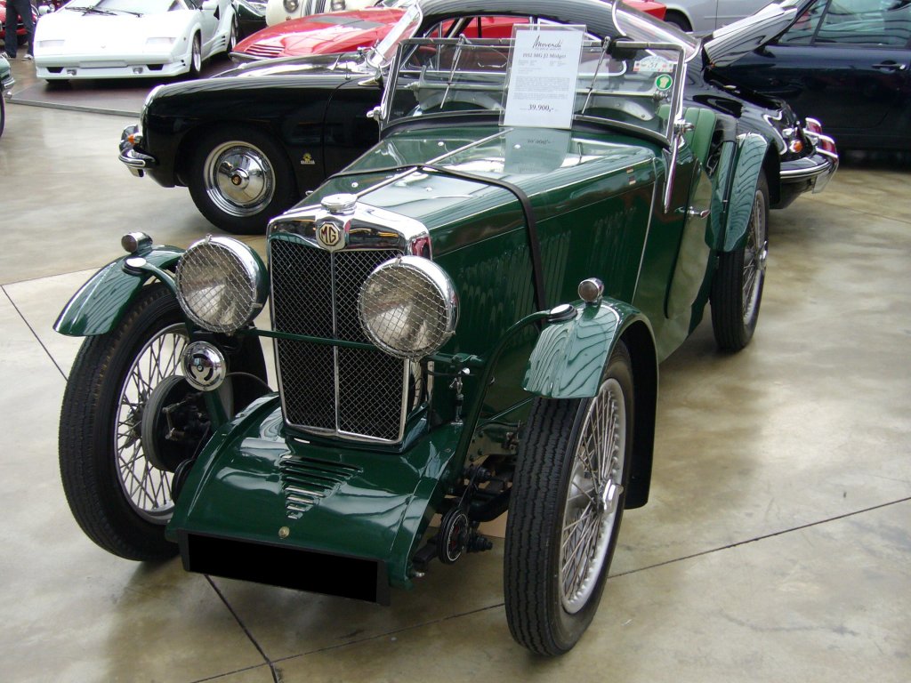 MG J2 Midget. 1932 - 1934. Der 4-Zylinderreihenmotor mit 847 cm Hubraum leistet 36 PS und stammt im wesentlichen vom Vorgngermodell M-Type der bereits 1929 auf den Markt kam. Classic Remise Dsseldorf am 14.07.2012.