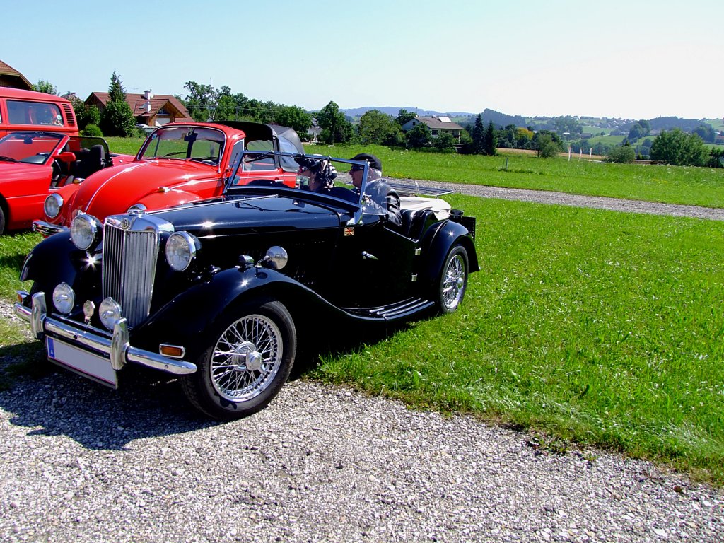 MG; T-Type; welcher im Zeitraum von 19361955 produziert wurde, trifft bei der Oldtimerveranstaltung am Stehrerhof ein; 120708