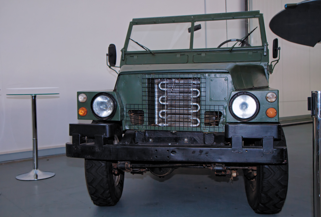 Military Land-Rover Lightweight, ausgestellt in Zirchow im Hangar 10 in der Nhe des Heringsdorfer Flugplatz Towers. - 06.04.2013