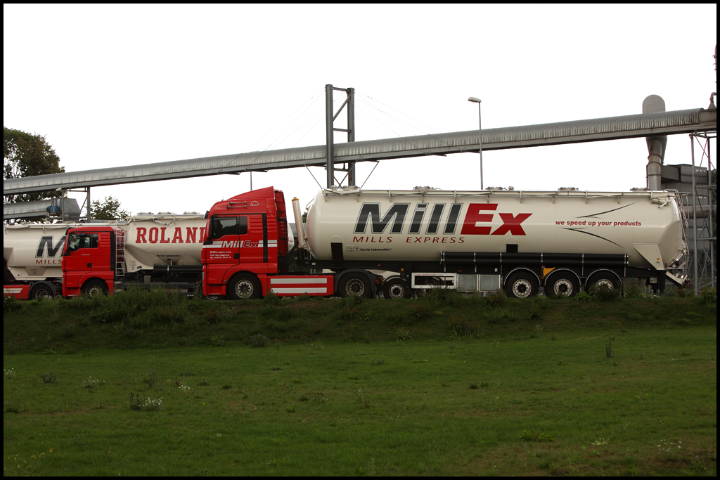 MillEx betreibt am Hafen von Recklinghausen einen Standort. Weitere Standorte sind Bremen und Drentwede, Stahmeln und Mnster.
Bad Langensalza ist der Hauptsitz. Haupteinsatzgebiete sind Silotransporte im Nahrunsmittelberreich. Im Bild ein MAN TGX 18.440XLX und ein TGX 26.440. (08.08.2010)