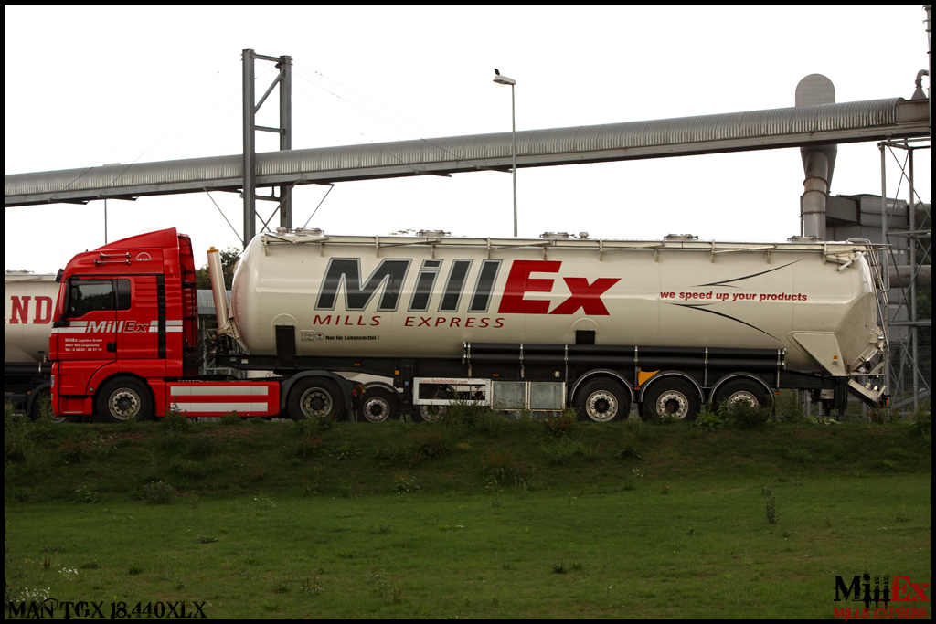 MillEx MILLS EXPRESS -> we speed up your products. Im Bild ein schn gepflegter MAN TGX 18.440XLX mit Feldbinder Sioauflieger. (08.08.2010)
