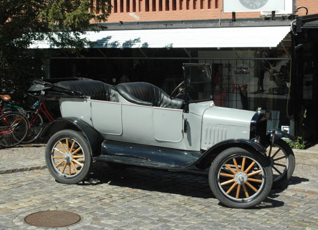 Mit diesem alten Ford fhrt der Besitzer heute noch zum Einkaufen. Gesehen am 03.06.2011 in Simrishamn/Schweden.