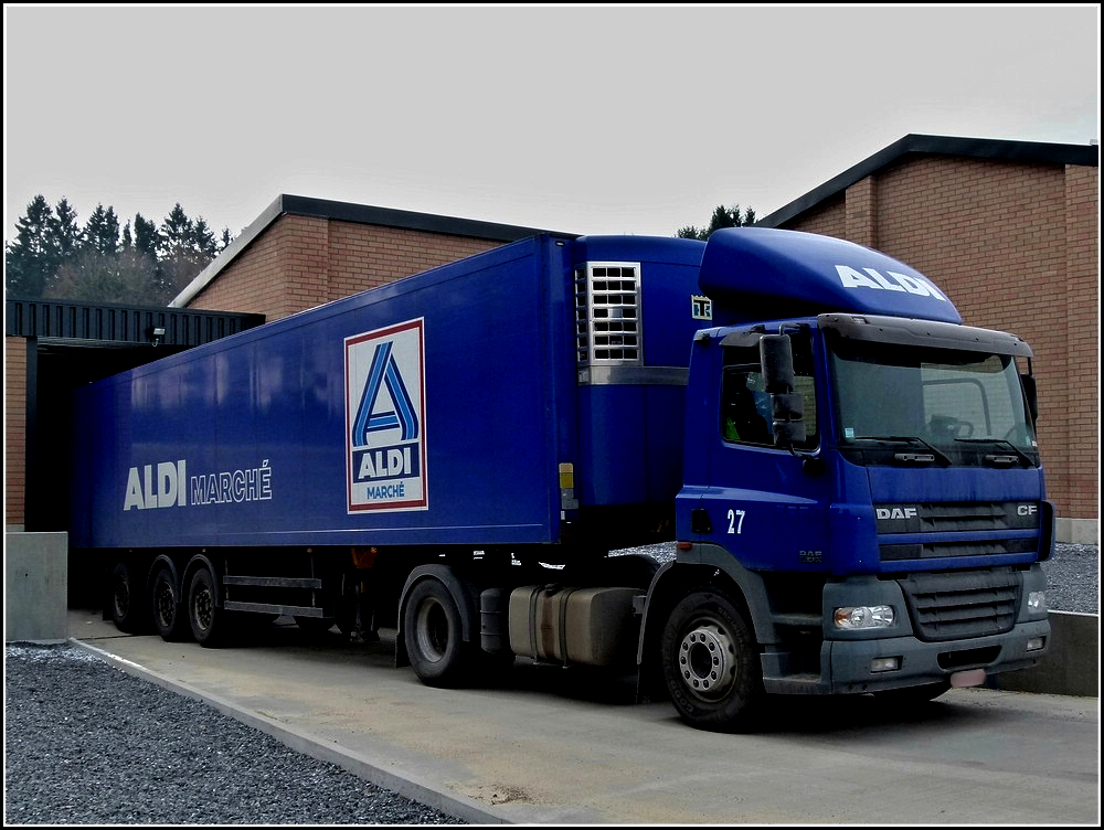 Mit diesem DAF Sattelzug wurden am 23.02.2011 mehrere Aldi Filialen im Norden luxemburgs neue Waren angeliefert.  