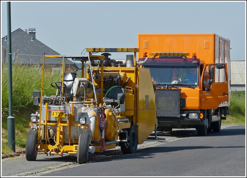 Mit diesem Fahrzeug werden in Luxemburg die weien Begrenzungslienen am Strassenrand aufgetragen, aufgenommen whrend einer kurzen Pause welche zum Befllen des Farbbehlters ntig war.  18.06.2013