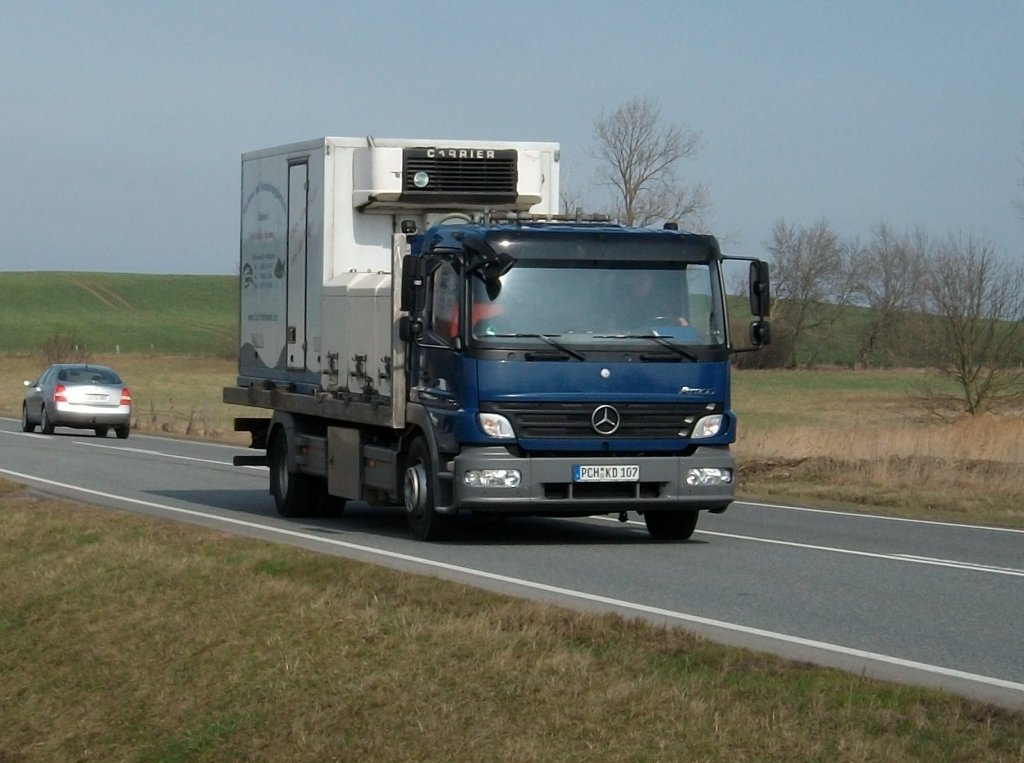 Mit einem Khlcontainer unterwegs war am 26.Mrz 2010 Dieser Mercedes-LKW unterwegs auf der B96 bei Bergen/Rgen.
