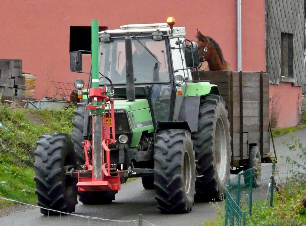Mit einem Pferd im Hnger kam dieser Deutz Traktor, mit Holzspaltevorichtung vorn montiert, einen schmalen Waldweg heruntergefahren. 08.10.11