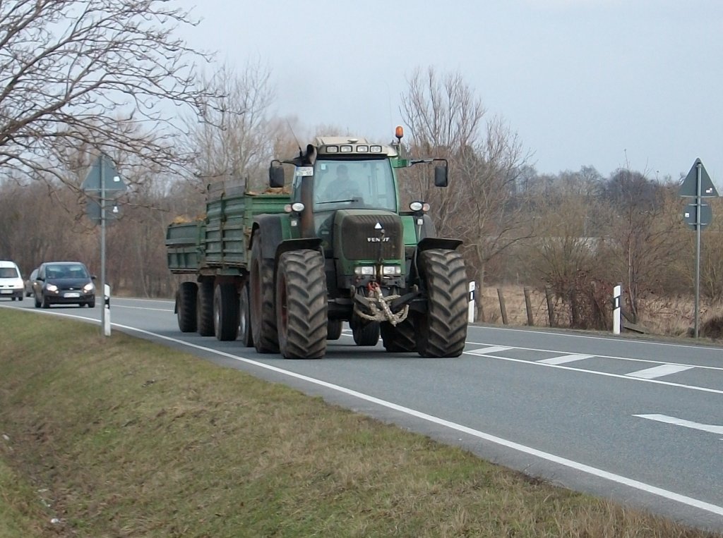 Mit zwei Hngern war dieser Fendt-Traktor am 29.Mrz 2010 auf der B96 bei Bergen/Rgen unterwegs.