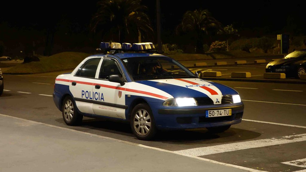 Mitsubishi als Polizeifahrzeug steht am Flughafen von Sao Miguel/Azoren im Juli 2013