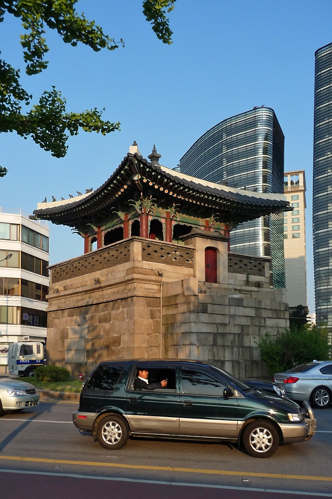 Mitsubishi Space Wagon N30/N40 (gebaut 1993–1998) in Seoul (2011-06-16) am Dong-sipjagak, dem Sdostturm des Gyeongbokgung (der erste und grte der fnf Knigspalste aus der Joseon-Dynastie).
