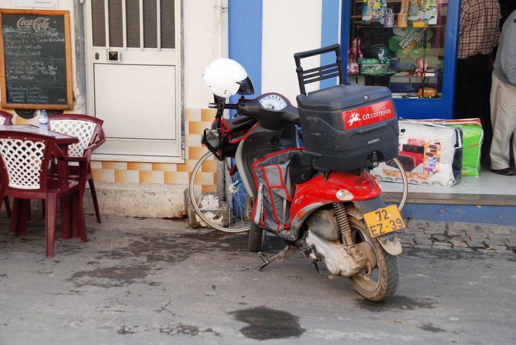 Moped der portugiesischen Post für die Postzustellung / gesehen in Cabanas de Tavira (Distrikt Faro/Portugal), 08.02.2010