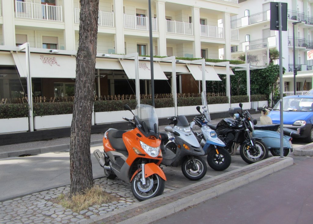 Mopeds auf einer Parkflche in Riccione.(9.6.2012)