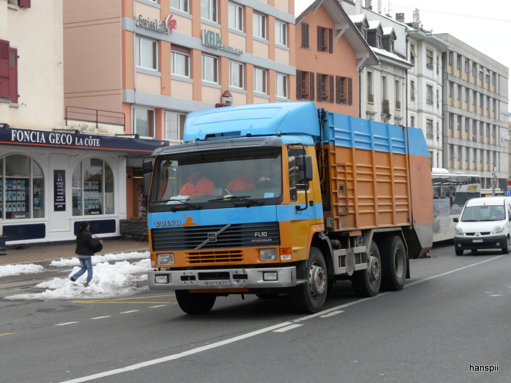 Mllwagen der Stadt Nyon ein Volvo FL 10  VD 507515 unterwegs am 14.02.2013
