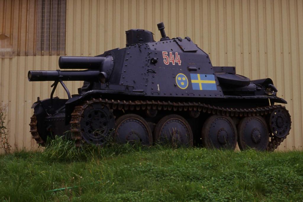 Museum Sinsheim am 11.08.1989.
Ehemals war dieser Panzer, hnlich dem deutschen Wehrmachtstyp Hetzer,
bei der schwedischen Armee im Einsatz.