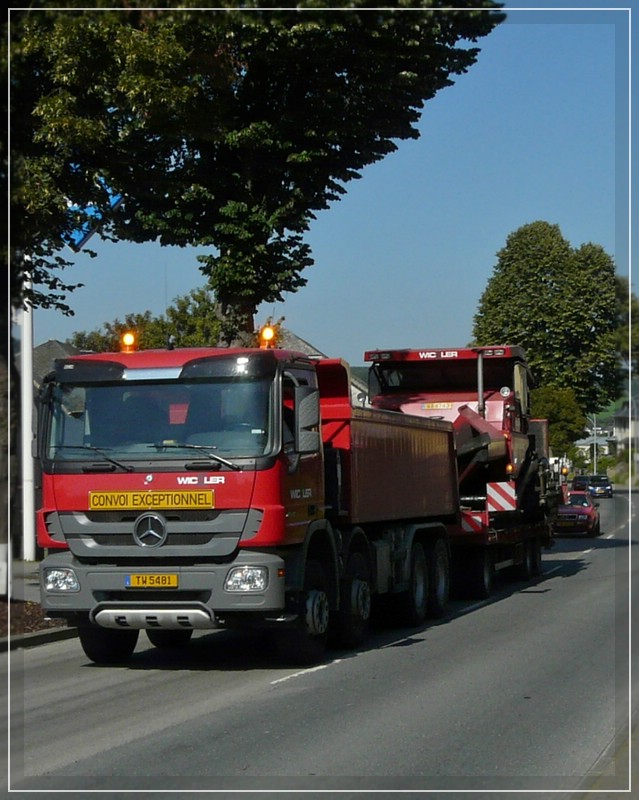 Nach der Fertigstellung des Strassenbelags wird der Aspahltfertiger mit einem Tieflader hier gezogen von einem M-B LKW zur nchsten Baustellle gebracht.  01.09.11