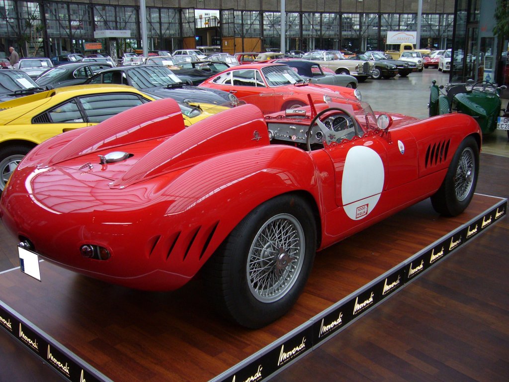 Nachbau eines Maserati 300 S RC, wie er fr den Rennsport von 1955 - 1958 produziert wurde. Aufgebaut wurde dieser Rennwagen auf dem Chassis eines Maserati Mistral. Die Erstzulassung erfolgte im Januar 1966. Bei dem Nachbau wurde auf absolute Originalitt wert gelegt. Der 6-Zylinderreihenmotor leistet 235 PS aus 3.692 cm Hubraum. Classic Remise Dsseldorf am 15.09.2012.