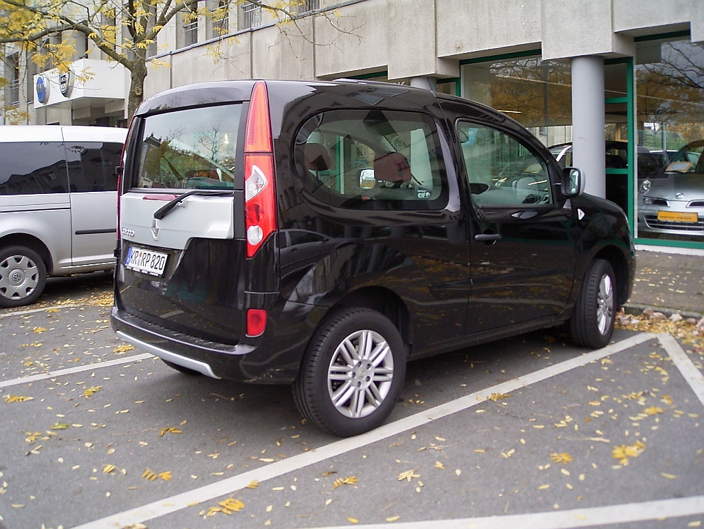 Neuer Kleinwagen von Renault, der  bebop  ist ein geschrumpfter Kangoo (und der ist auch nicht gro). Man knnte das Auto auch in Farbe bekommen, nicht aber die Motorhaube - die ist immer Silber. Gesehen vor einem Krefelder Autohaus (3.11.2010)