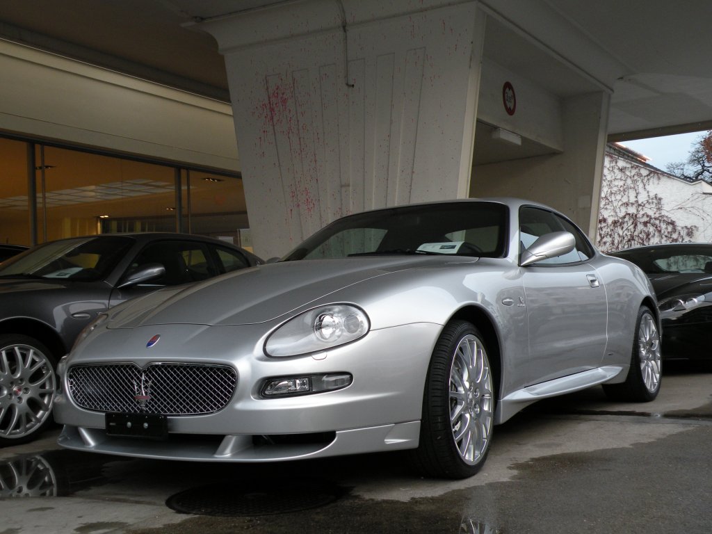 Neuer Maserati vor einer Garage. Die Aufnahme stammt vom 01.12.2009.