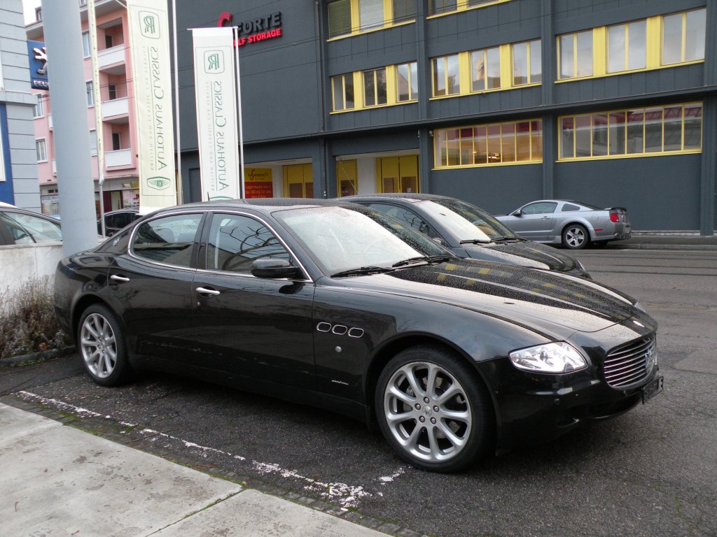 Neuer Maserati vor einer Garage. Die Aufnahme stammt vom 01.12.2009.