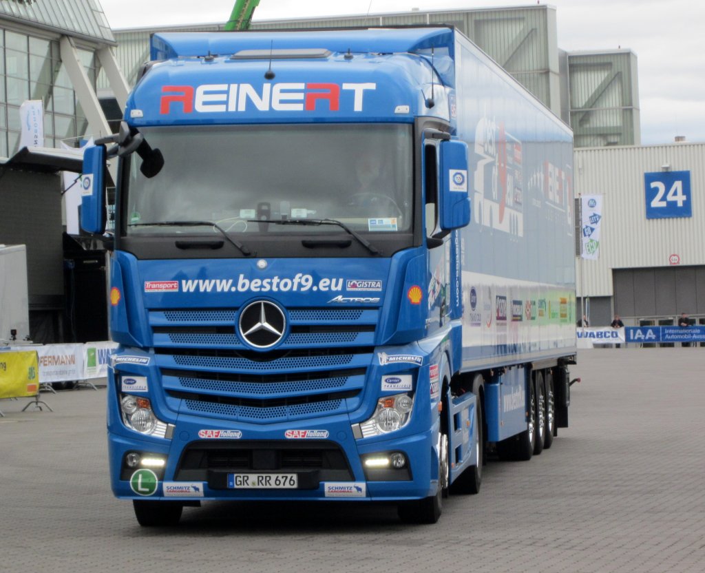 New MB Actros der Reinert Logistic am 27.09.2012 auf der IAA Nutzfahrzeuge in Hannover whrend einer Vorfhrung.