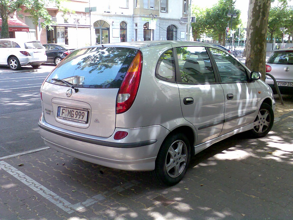 Nissan Almera Tino. Gesehen: Juli 2010