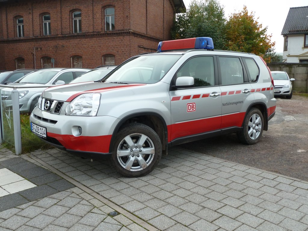 Nissan als Fahrzeug der DB AG Bereich Notfallmanagement abgestellt am Bahnhof in Suhl, Oktober 2010
