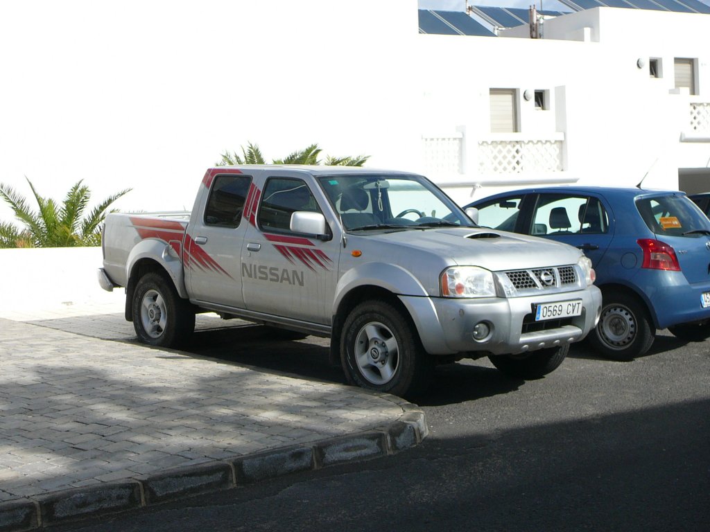 Nissan Pick up steht vor dem Hotel La Costas in Puerto del Carmen/Lanzarote im Januar 2010