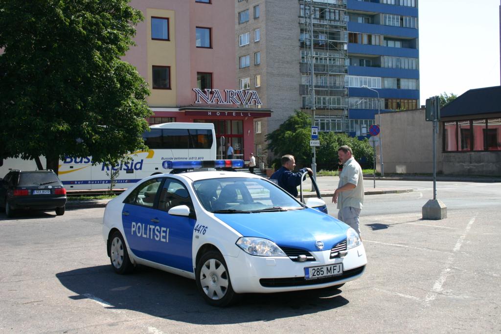Nissan Primera hier als Streifenfahrzeug
in der Stadt Narva (Estland)am 7.6.2007.