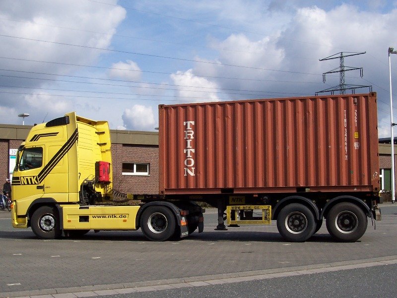 NTK  NEUTRALES TRANSPORT KONTOR GMBH ein VOLVO FH 12 460 mit 20ft. bersee Container   TRITON   12/04/06 in Marl 
