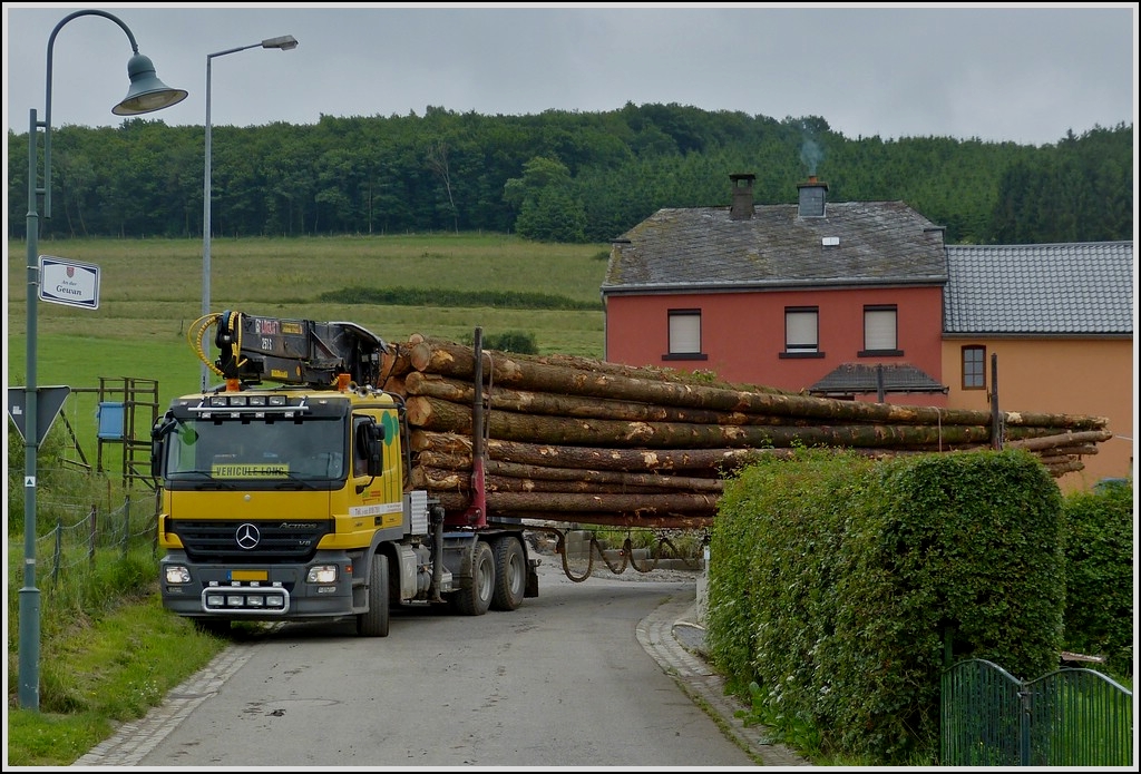 Nur mit sehr viel Fingerspitzen Gefhl schafft dieser Holztransporter die engen Kurven des Feldweges am 04.07.2012 bevor er die normale Strae erreicht.
