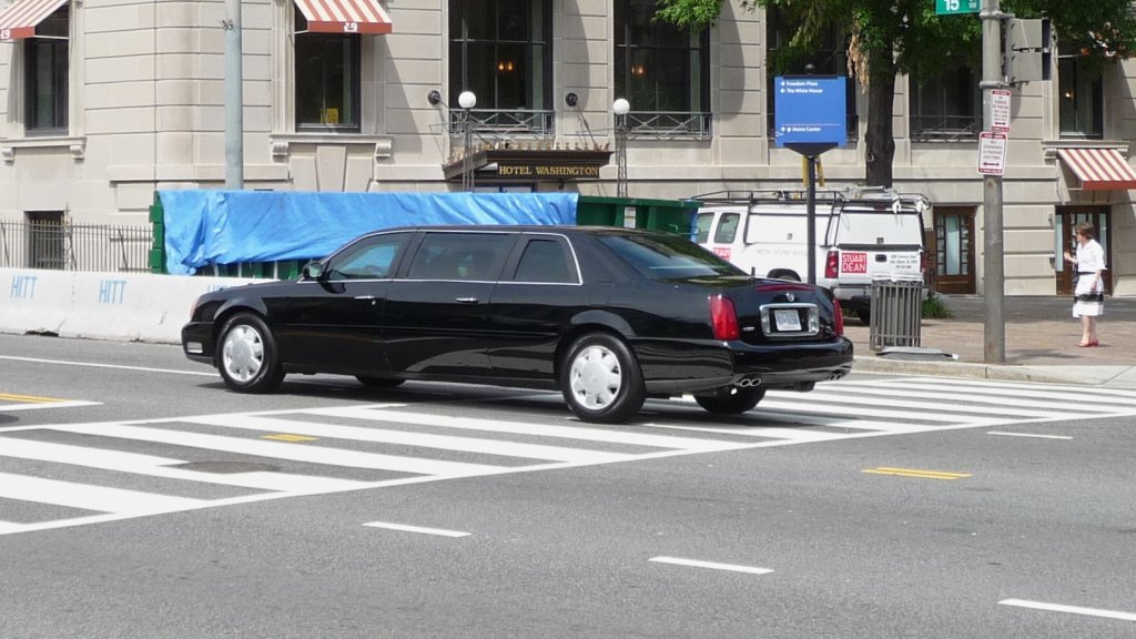 Obama on Tour? Zumindest war diese Limousine, die einem Cadillac DTS optisch hnelt, mit massivem Geleitschutz (zwei dicke SUV) unterwegs zum weien Haus, gleich um die Ecke...