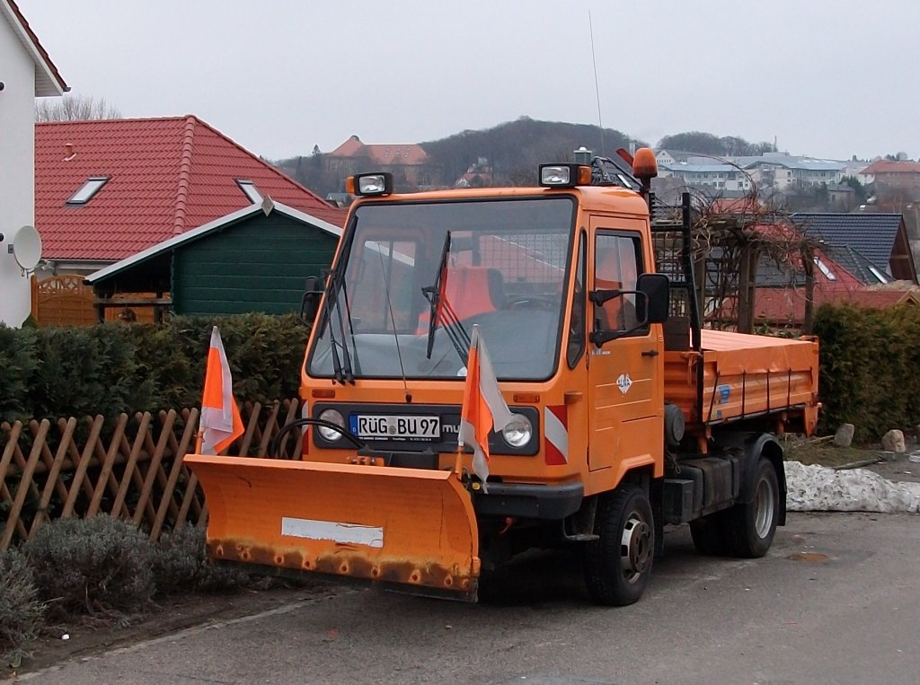 Obwohl am 21.Januar 2011 nicht viel Schnee in Bergen/Rgen lag,hatte dieser Multicar seinen Schneeschieber nicht abmontiert.