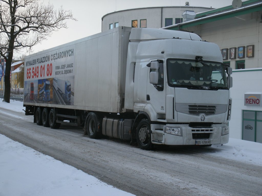 Obwohl es den ganzen 06.Dezember 2012 geschneit hatte,ist Dieser polnische RENAULT Sattelzug nicht in Bergen/Rgen stecken geblieben.