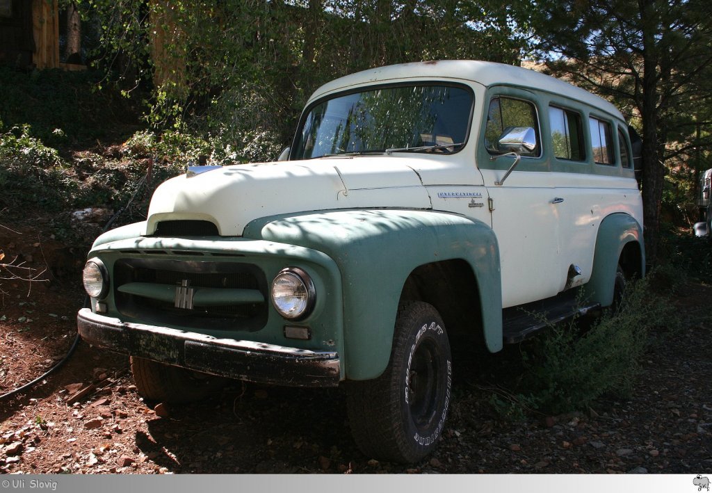 Old and Rusty: 1953er International Travelall zu finden bei der groen Fahrzeugsammlung der 'Gold King Mine' in Jerome, Arizona / USA. Aufgenommen am 23. September 2011.