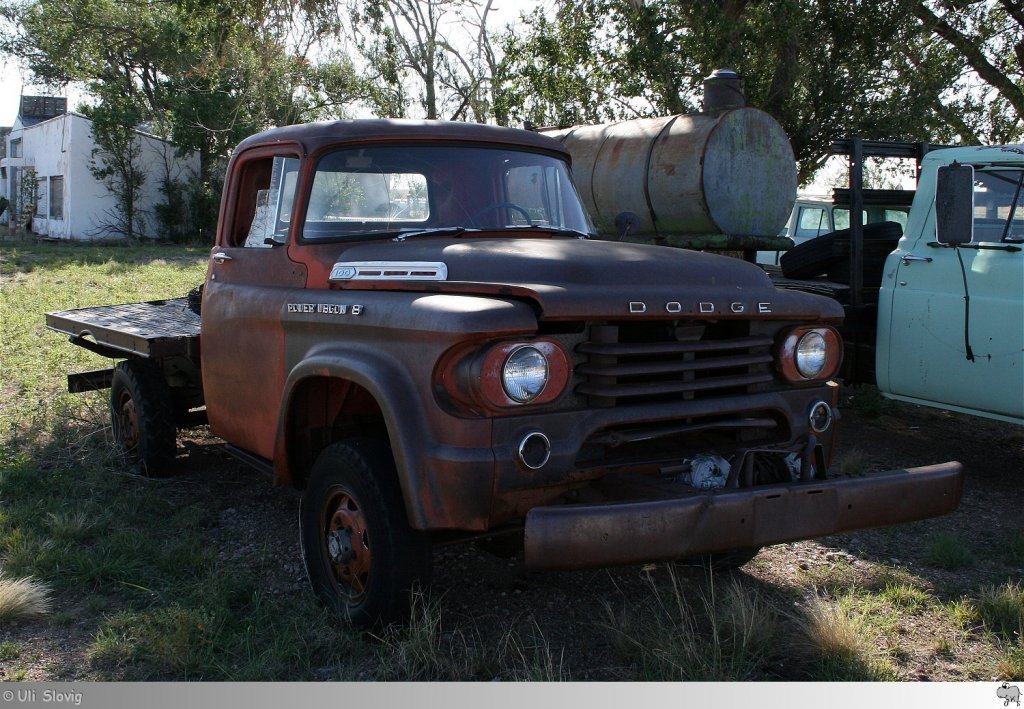 Old and Rusty: 1964 (?) Dodge Power Wagon 8 abgestellt in Adrian, Texas / USA, dem Mittelpunkt der legendren Route 66. Aufgenommen am 21. September 2011.